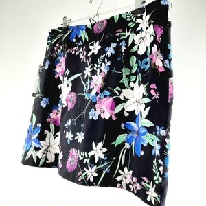 NWT Floral Women's Skort in Bla